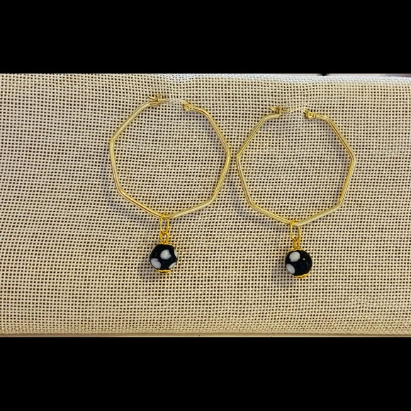 Gold plated Hoop earrings using contadiodjo beads. - Picture 2 of 3